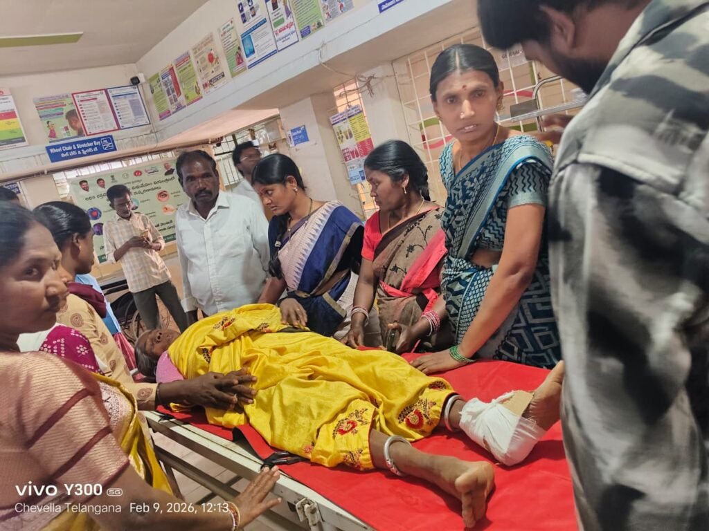 ఆగిఉన్న కారు దూసుకొచ్చి పలువురికి గాయాలు