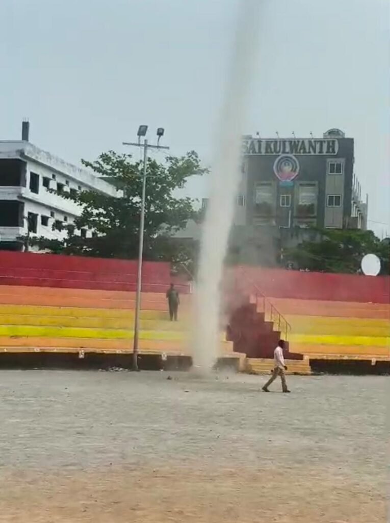 అనకాపల్లి ఎన్టీఆర్ స్టేడియంలో టోర్నడో తరహా సుడిగాలి…!