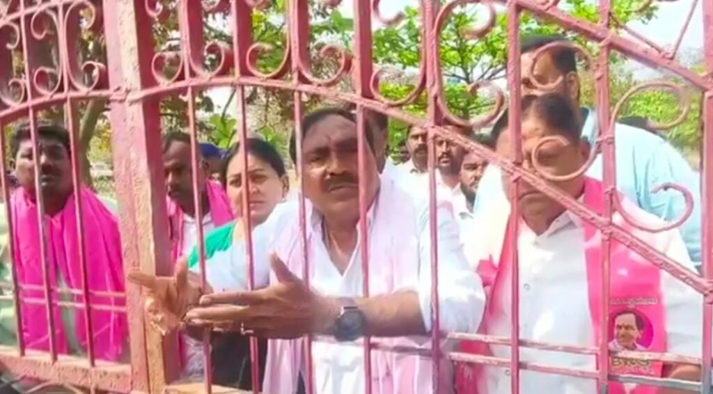 రాజకీయాల్లో ఉండాలా, వద్దా అనేది అర్థం కావడం లేదు: ఎర్రబెల్లి దయాకర్ రావు కన్నీరు