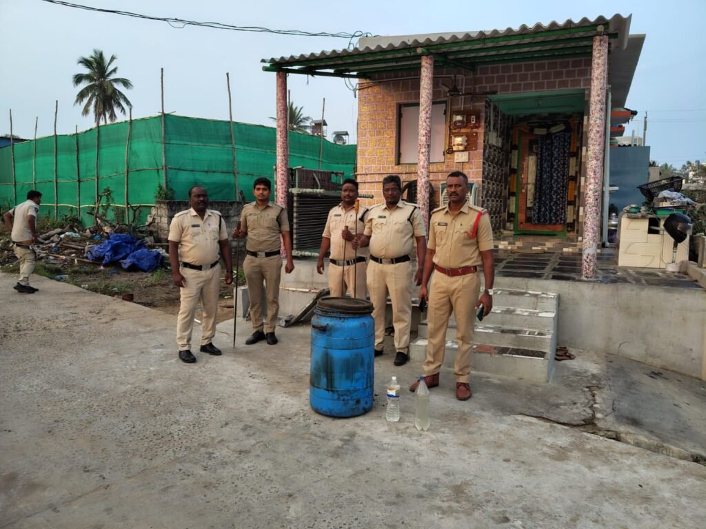 అక్రమంగా నాటు సార తయారు చేస్తున్న మహిళ అరెస్ట్ 4 లీటర్ల నాటు సారా స్వాధీనం