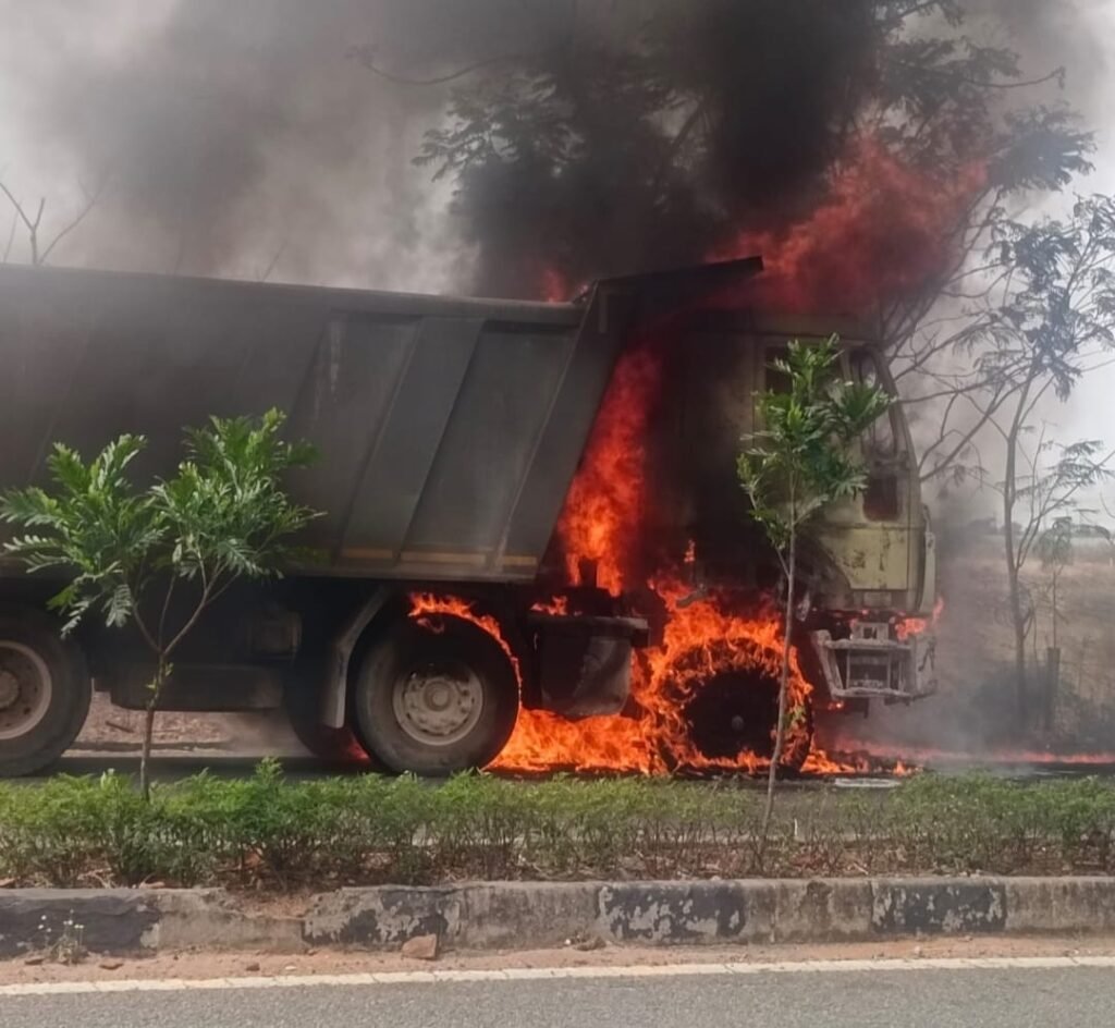 అంతారం గేట్ వద్ద టిప్పర్ లారీ అగ్నిప్రమాదం