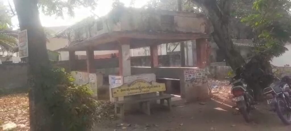 నిరుపయోగంగా ఉన్న బస్సు షెల్టర్