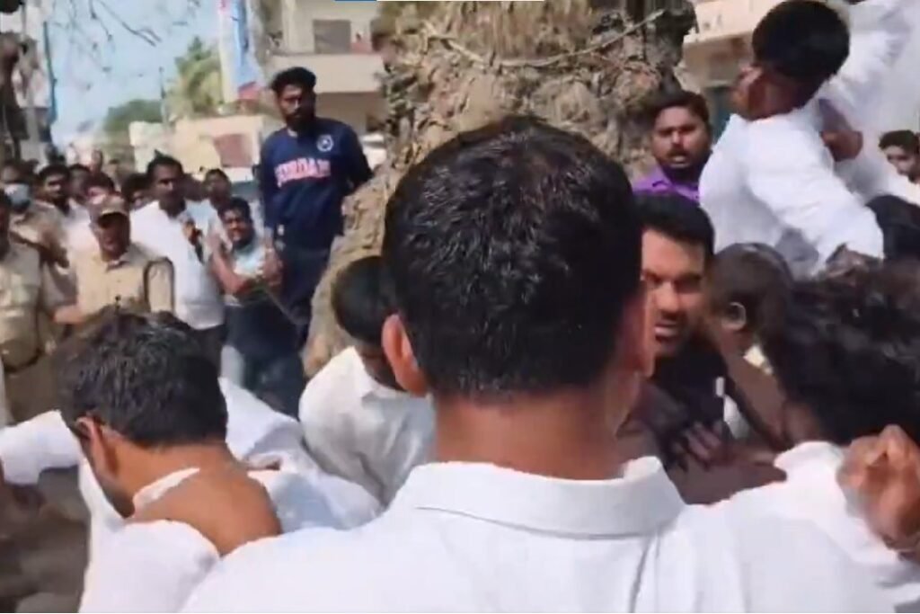 తొర్రూరులో ఉద్రిక్తత… ఎర్రబెల్లి దయాకర్ రావు పీఏపై దాడి