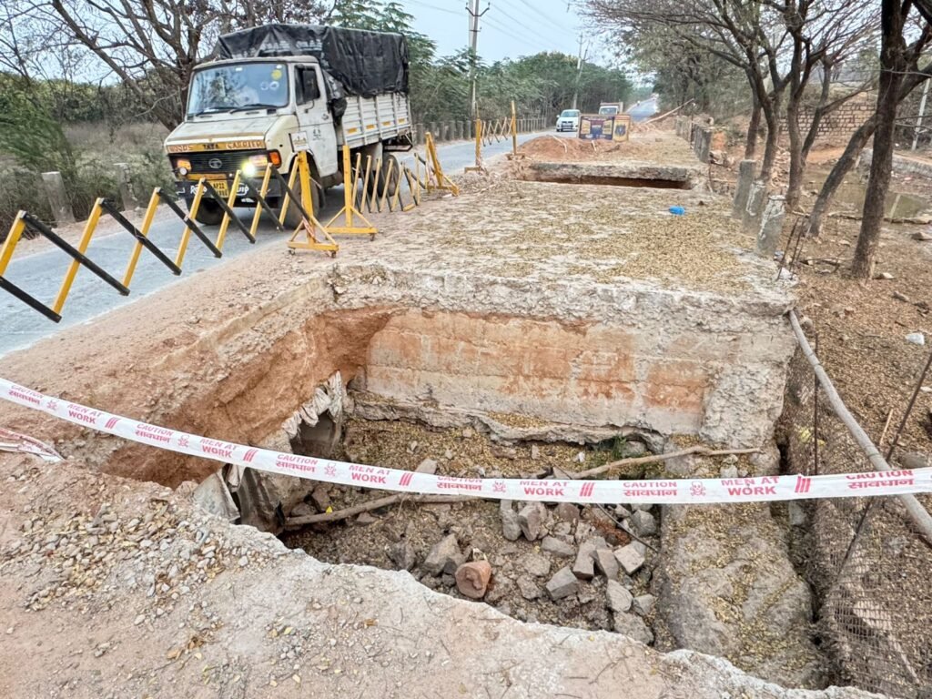 రోడ్డు చూస్తే ప్రమాదకరం ప్రయాణించేది ఎలా