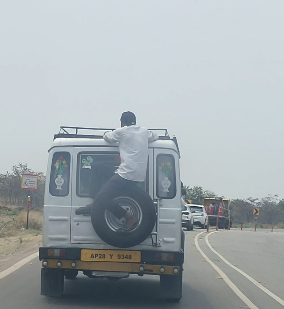 టాక్సీ వాలా నిర్లక్ష్యం… ట్రాఫిక్ పోలీసుల నిర్లక్ష్యమేనా?