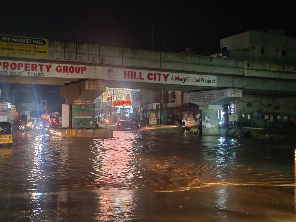 చిన్న వానకే ఫతేపూర్ ఫ్లైఓవర్ జలమయం