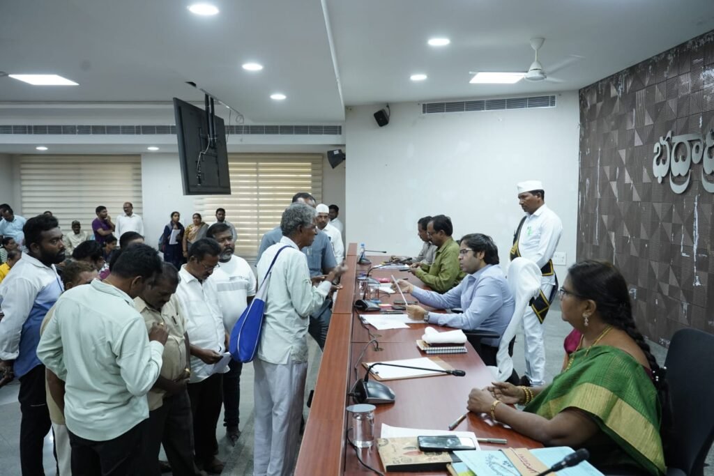 ప్రజావాణిలో వచ్చిన దరఖాస్తుల పరిష్కారానికి వేగవంతమైన చర్యలు చేపట్టాలి: జిల్లా కలెక్టర్ అంకిత్.