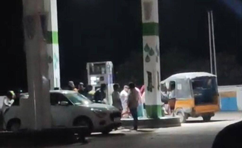 శంకర్ పల్లి లో పెట్రోల్ కొరత బంకుల వద్ద వాహనదారుల రద్దీ!