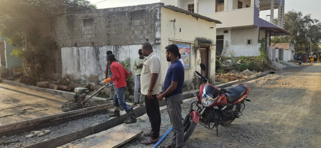 సీసీ రోడ్డు నిర్మాణ పనులను పర్యవేక్షించిన-కౌన్సిలరు మాదాసి రవి