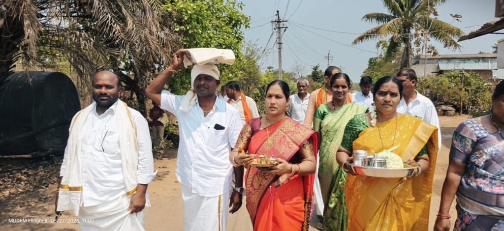 సీతారామ కళ్యాణ మహోత్సవానికి తలంబ్రాలు తీసుకెళ్లిన సర్పంచ్ పెసరు రాణి గోవర్ధన్ రెడ్డి