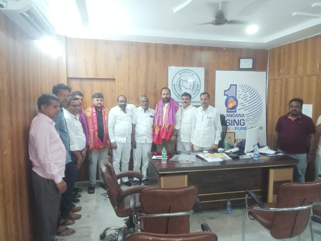 మున్సిపల్ చైర్మన్ ని సత్కరించిన క్రిస్టల్ టౌన్షిప్ వెల్ఫేర్ సొసైటీ సభ్యులు.