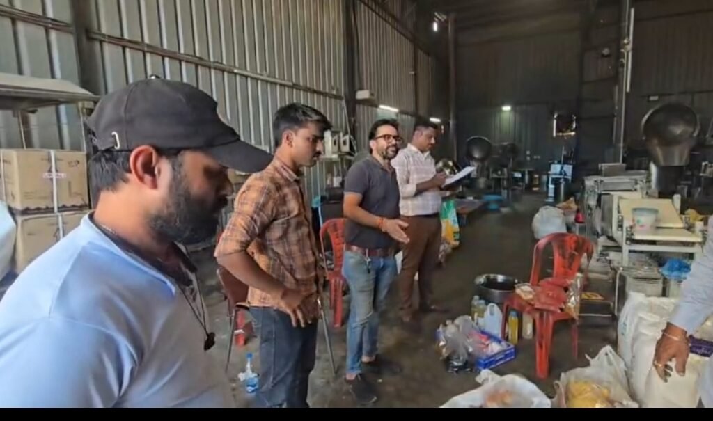 కల్తీ మిక్చర్, బిస్కెట్లు తయారీ ముఠా – గుట్టురట్టు ముగ్గురు నిందితుల అరెస్ట్