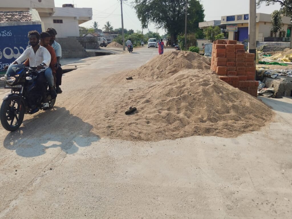 రోడ్డుమీద ఇసుక – ప్రయాణికులకు ఇబ్బందులు