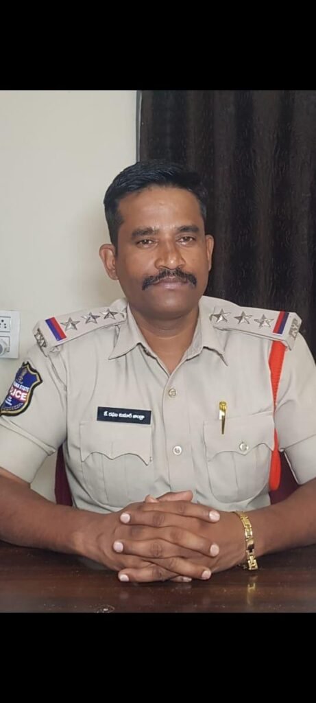 పోలీసులకే ఆదర్శం ఈ సీఐ