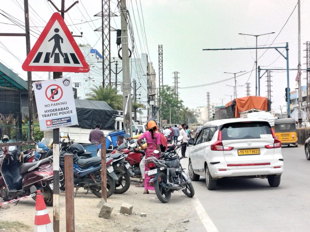 ఫుట్‌పాత్ మాయం…ప్రజల ప్రాణాలతో ఆట!