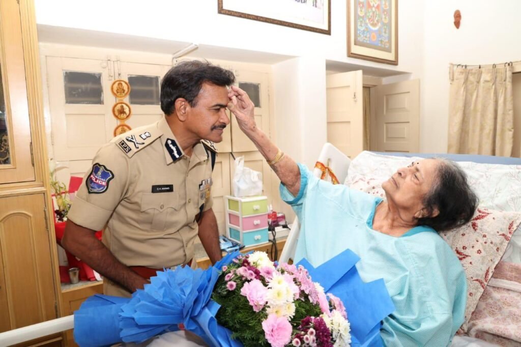 నన్ను డీజీపీగా చూడాలన్న కోరికే అమ్మను బతికించింది: సీవీ ఆనంద్ భావోద్వేగం.