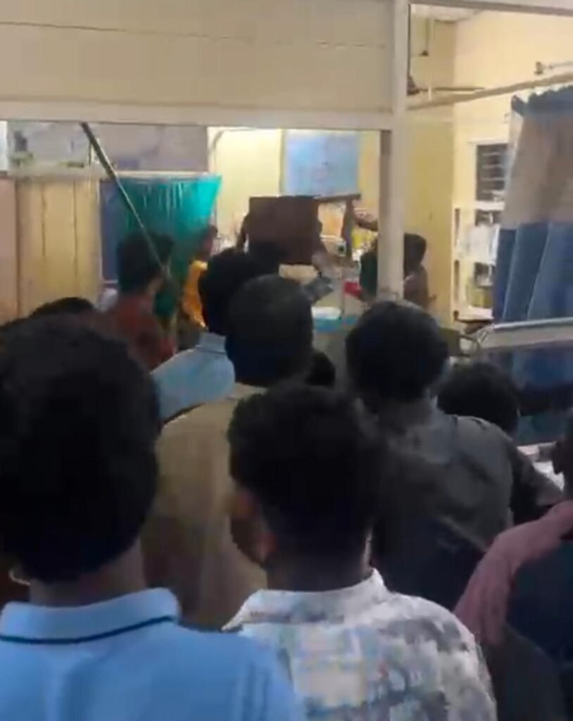 ప్రభుత్వాసుపత్రిలో సైకో వీరంగం