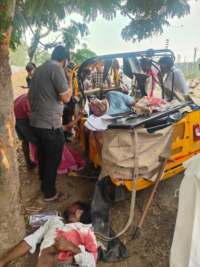 చెట్టును ఢీకొన్న ఆటో ముగ్గురి పరిస్థితి విషమం