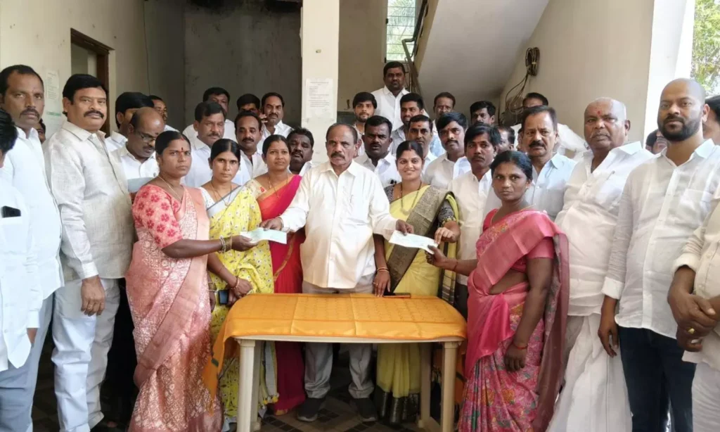 చేవెళ్లలో కల్యాణ లక్ష్మి చెక్కుల పంపిణీ