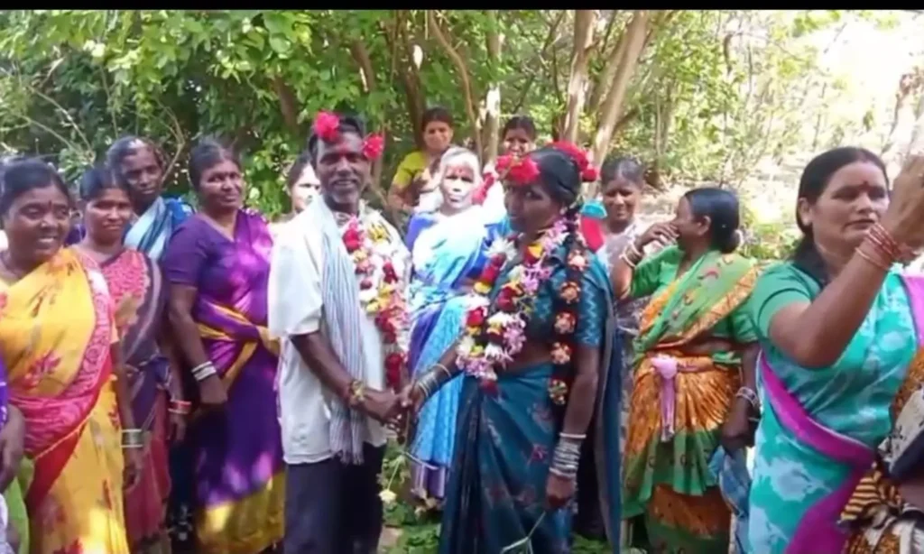 అడవి పూల తలంబ్రాలు.. ఉపాధి హామీ పనుల్లో వృద్ధ జంట పెళ్లి సందడి!