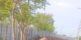 రోడ్డు పక్కల గుంతలు ప్రజల ప్రాణాలకు ఉచ్చు