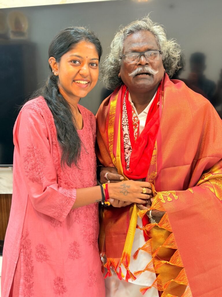 పద్మశ్రీ మొగిలయ్యకు గాయని మధు ప్రియ ఆర్థిక సాయం