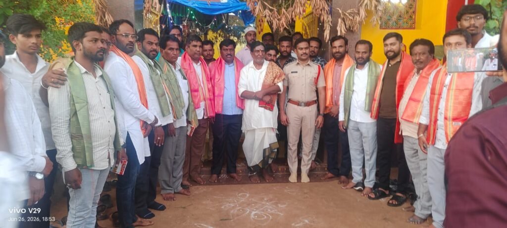 మహంకాళీ అమ్మ వారి పీర్లు రాజు స్వామి మరియు కౌన్సిలర్ ఖదీర్ భాయ్ ఆధ్వర్యం లో కులమతలకు అతితంగా హాజరైన భక్తులు