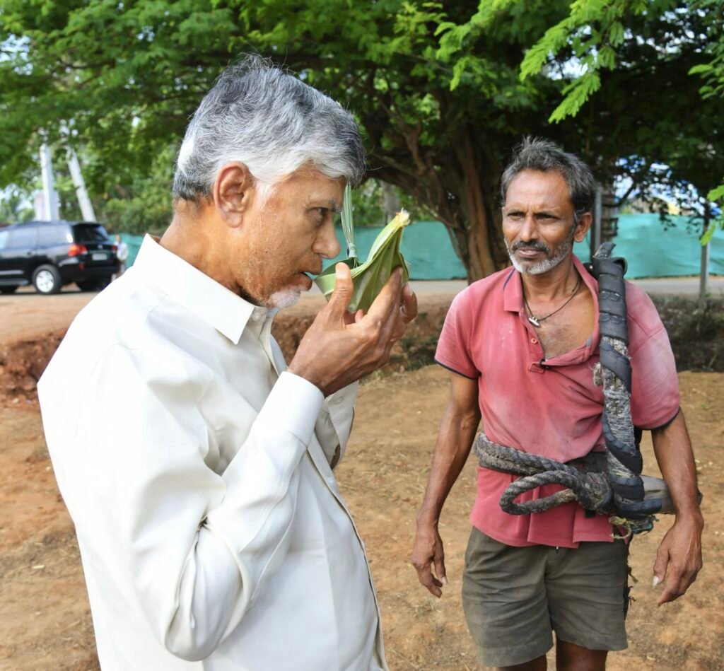 చెట్టు నుంచి దింపిన తాజా కల్లు రుచి చూసిన చంద్రబాబు.