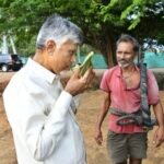 చెట్టు నుంచి దింపిన తాజా కల్లు రుచి చూసిన చంద్రబాబు.