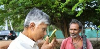 చెట్టు నుంచి దింపిన తాజా కల్లు రుచి చూసిన చంద్రబాబు.