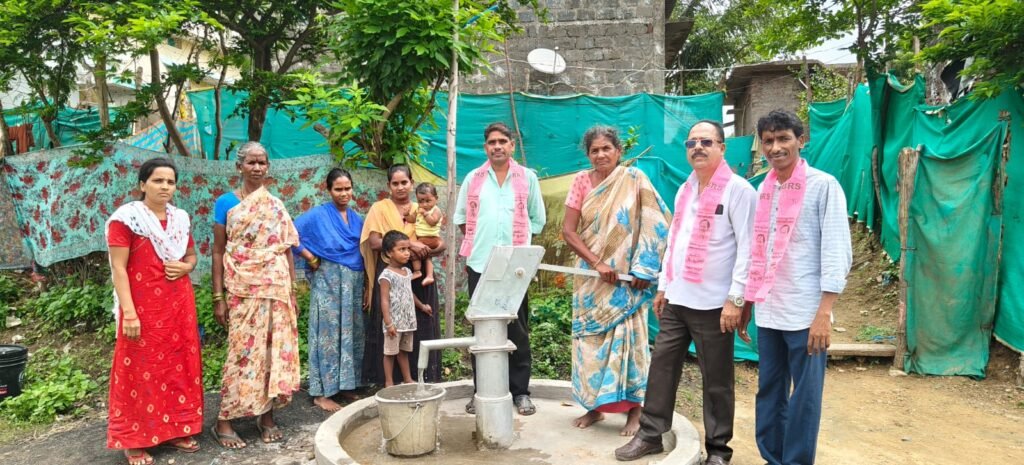 8 చేతి పంపులు మంజూరు చేసారు.