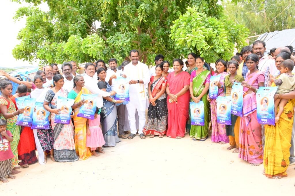 చెంచు మహిళలకు ఇందిరమ్మ చీరలు పంపిణీ..