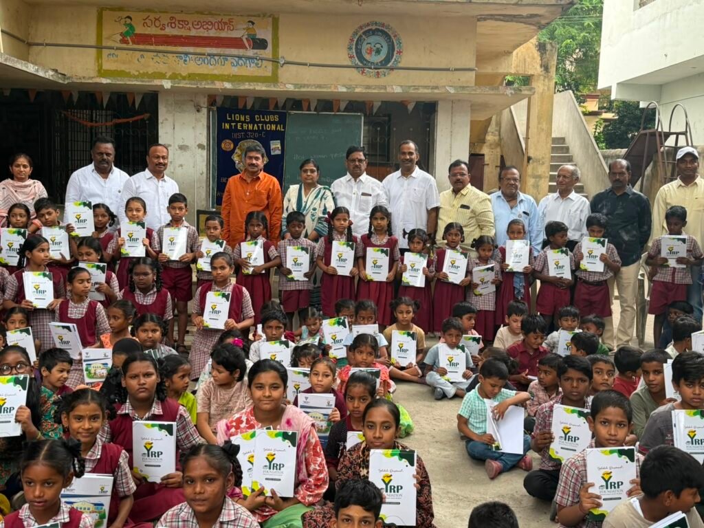 లయన్స్ చార్టర్ డే.. విద్యార్థులకు నోట్‌బుక్స్ పంపిణీ