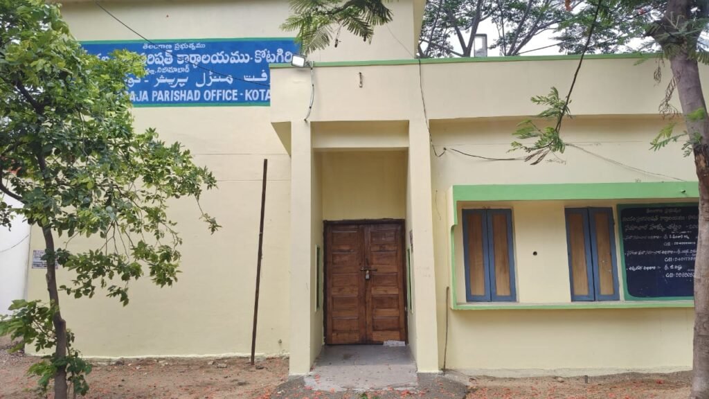 తాళం తెరవరు..!సమయానికి రారు..?