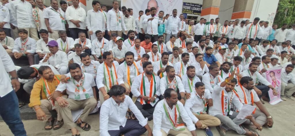 గాంధీ భవన్లో చేవెళ్ళ నేతల నిరసన.