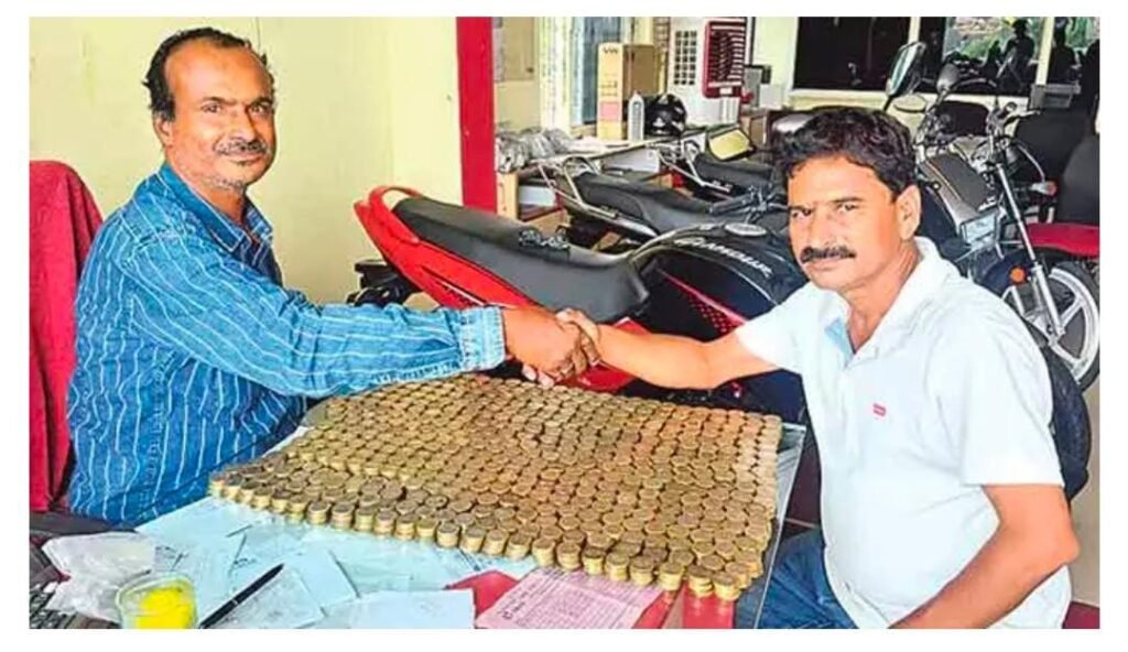 రూ.10 నాణేలతో రూ.1 లక్షా10 బైక్ కొనుగోలు చేసిన యువకుడు