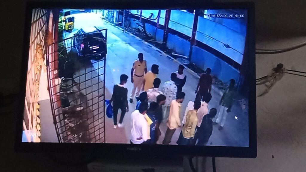 పేకాట శిబిరంపై పోలీసుల మెరుపు దాడి