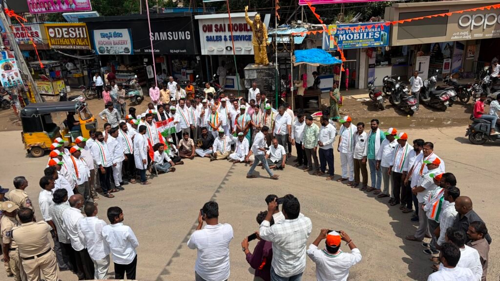 రాహుల్‌కు అవమానం.. మోదీ క్షమాపణ చెప్పాలి