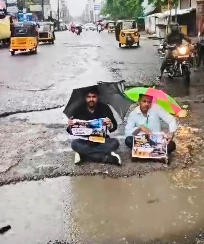 ప్రభుత్వ ఆసుపత్రి ముందు గుంతల రోడ్డుపై ఆందోళన..