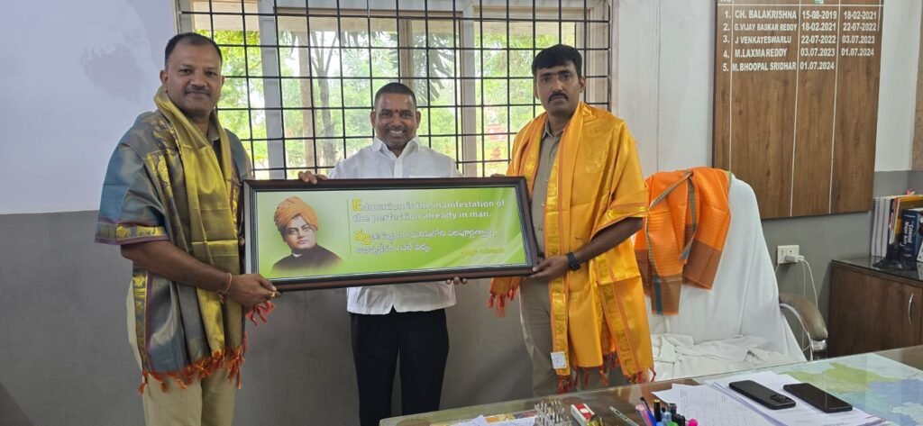 చేవెళ్ల సిఐ ఎస్ఐ లను మర్యాదపూర్వకంగా కలిసిన బండిమీది వెంకటేష్