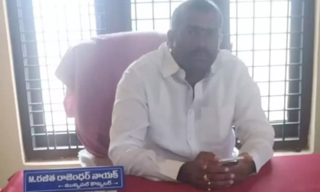మేడ్చల్ జిల్లాలో వివాదం కౌన్సిలర్ సీటులో భర్త ప్రత్యక్షం!