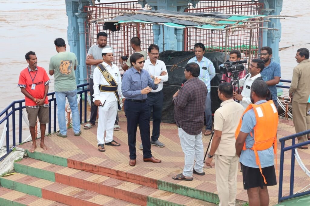 భద్రాచలం వద్ద గోదావరికి మూడో ప్రమాద హెచ్చరిక కొనసాగుతోంది