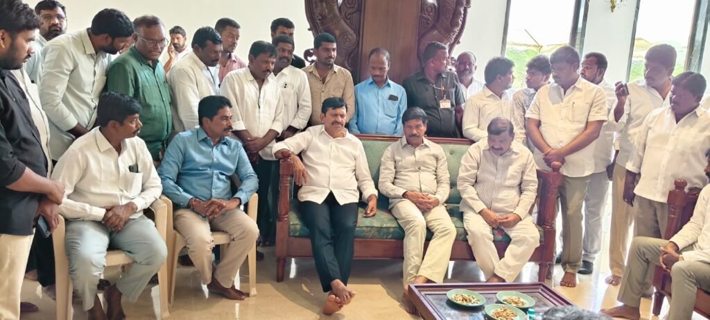 షాబాద్ ఎంఆర్ఓ కు మంత్రి పొంగులేటి శ్రీనివాసరెడ్డి స్ట్రాంగ్ వార్నింగ్