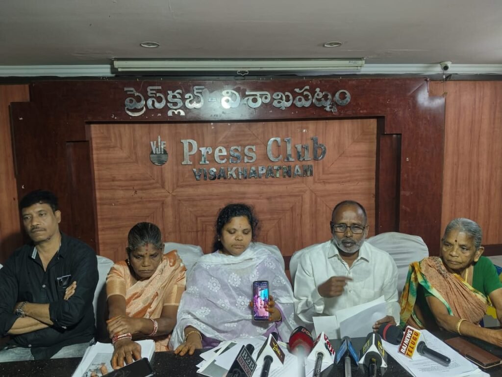 భూ వివాదం, పోలీసుల తీరుపై తీవ్ర ఆరోపణలు