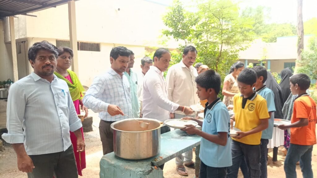 విద్యార్థులకు మెనూ ప్రకారం భోజనం అందించాలి