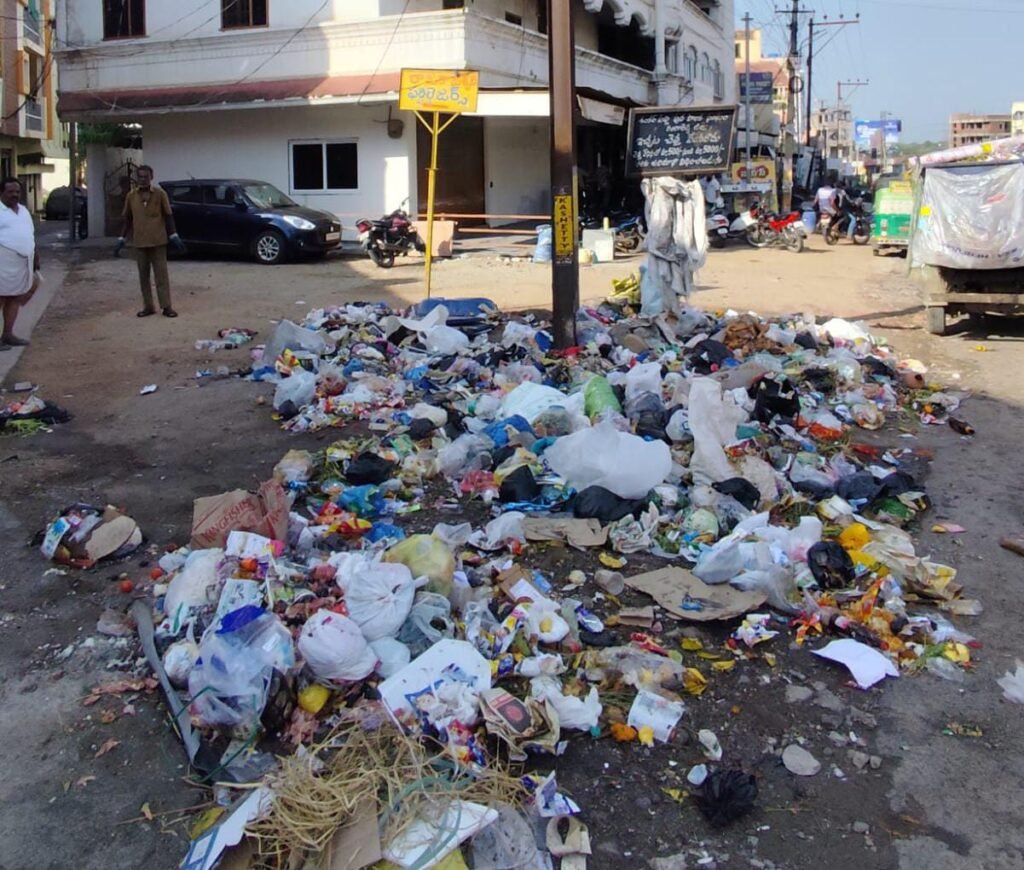 చెత్త బండి వస్తున్నా.. రోడ్లపైనే చెత్త