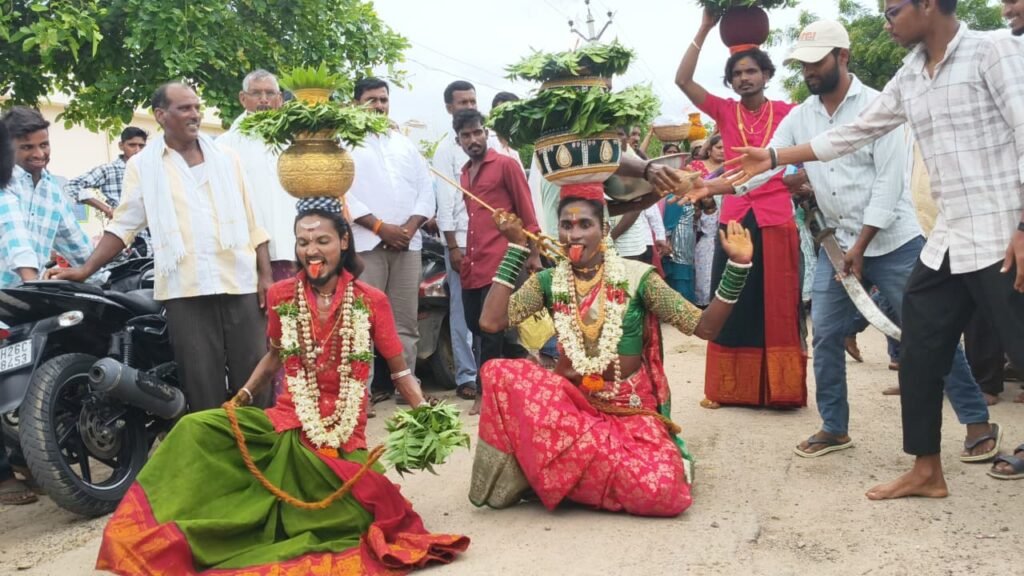 బోనాలతో గ్రామ దేవతల అనుగ్రహం లభిస్తుంది