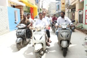 ప్రజల మధ్యే ఎమ్మెల్యే.. బైక్పై కాలనీల పర్యటన ప్రజల మధ్యే ఎమ్మెల్యే.. బైక్పై కాలనీల పర్యటన