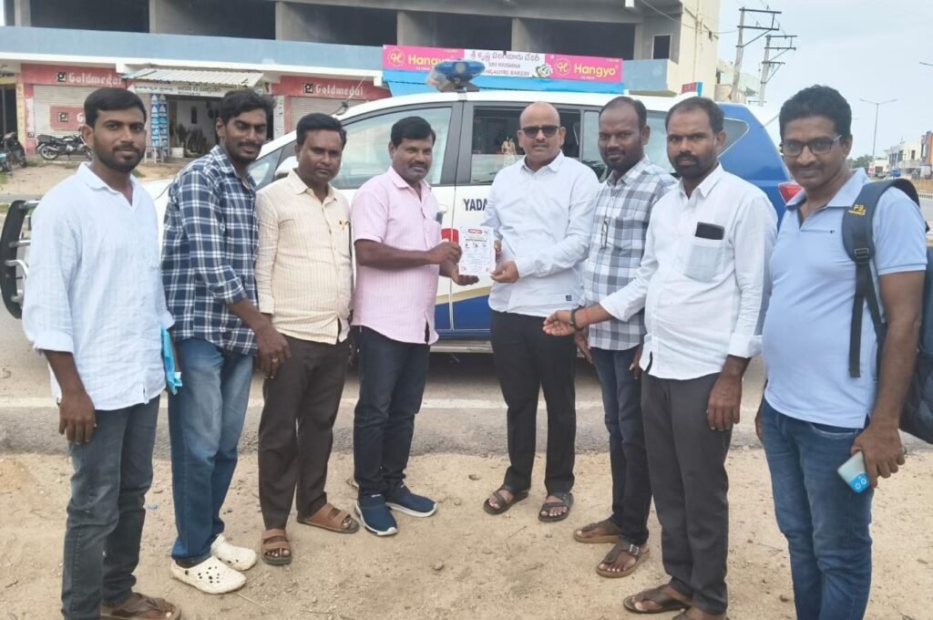 రక్తదాన శిబిరానికి చౌటుప్పల్ డిఎస్పికి ఆహ్వాన పత్రిక అందజేత