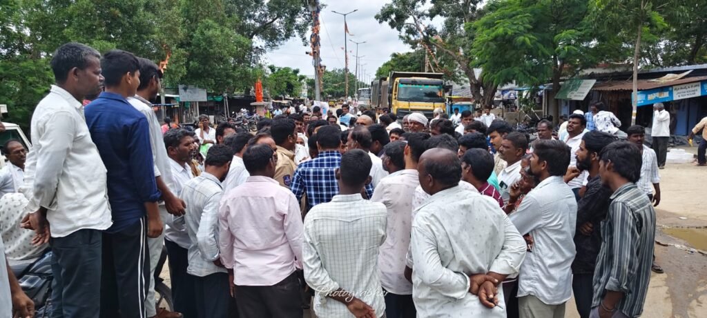 యూరియా కోసం రోడ్డెక్కిన రైతులు